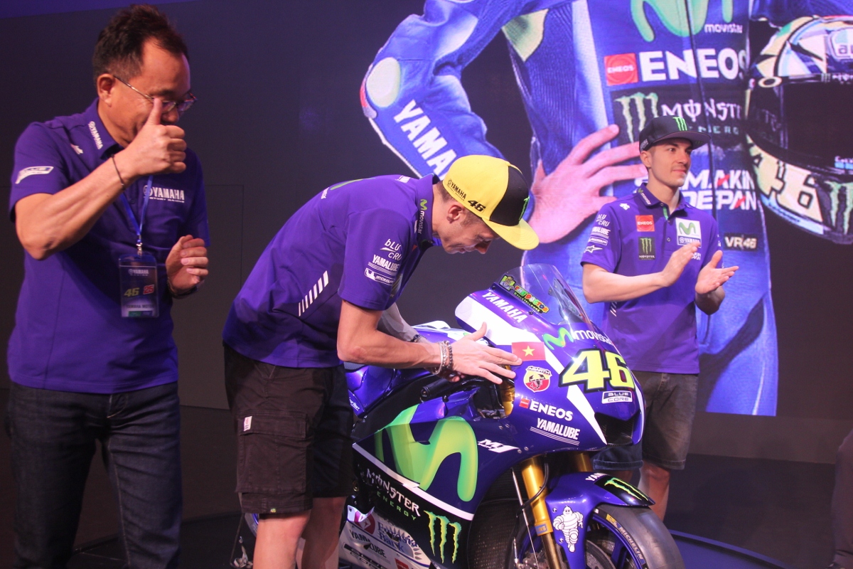 Tay đua lừng danh Rossi tự tay dán quốc kỳ Việt Nam lên xe đua cực đỉnh Yamaha M1